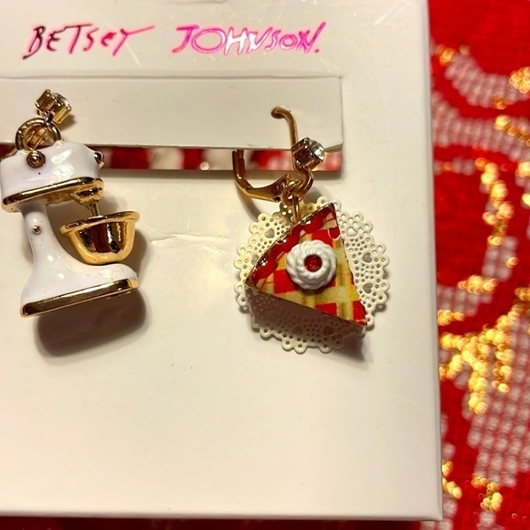 Brand New Betsey Johnson Mismatched Pie Slice & Mixer Baker Drop Earrings - Picture 5 of 12